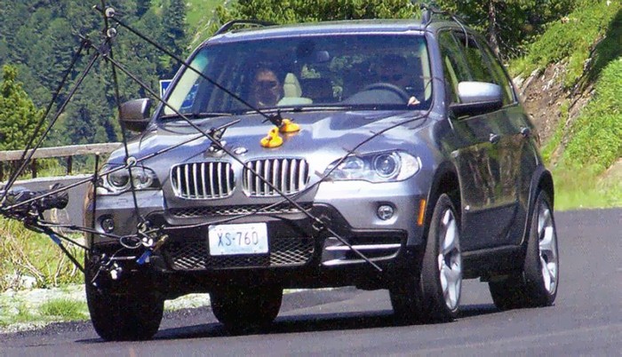 No disguise: 2007 BMW X5 caught during photo shoot