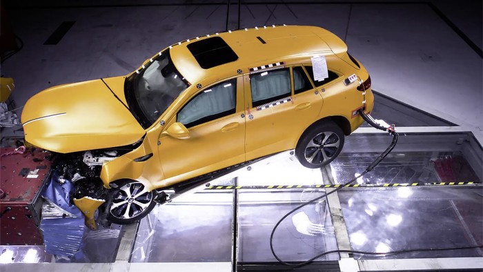 Mercedes-Benz highlights EQC crash tests