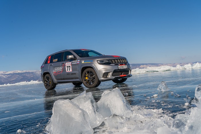 Jeep Grand Cherokee Trackhawk hits 175 mph on frozen lake