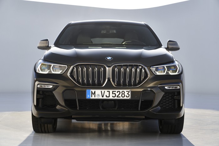 2020 BMW X6 breaks cover with grille-mounted daytime running lights