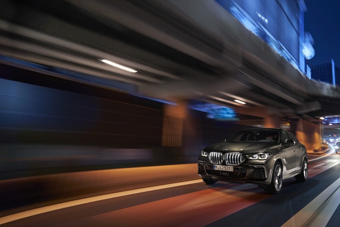 2020 BMW X6 breaks cover with grille-mounted daytime running lights
