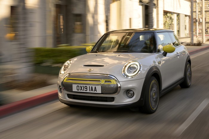 MINI receives 45K reservations for all-electric Cooper SE