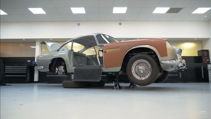 Aston Martin's $3.5M 'Goldfinger' DB5 gets faux machine guns, smokescreen [Video]