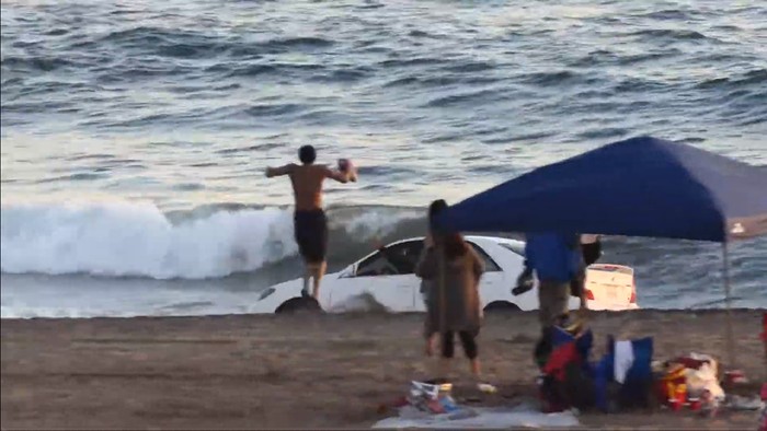 Stolen Toyota Camry detours onto beach to evade police [Video]