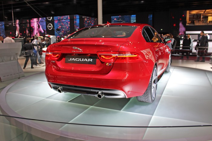 Jaguar announces XE specs, trims