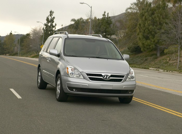 Hyundai discontinues Entourage minivan