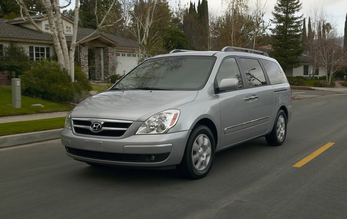 Hyundai discontinues Entourage minivan