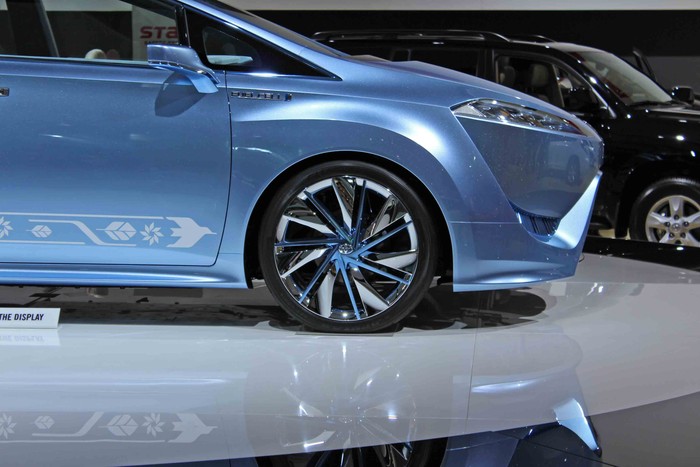 Toyota confirms hydrogen-powered FCV-R sedan production in 2015