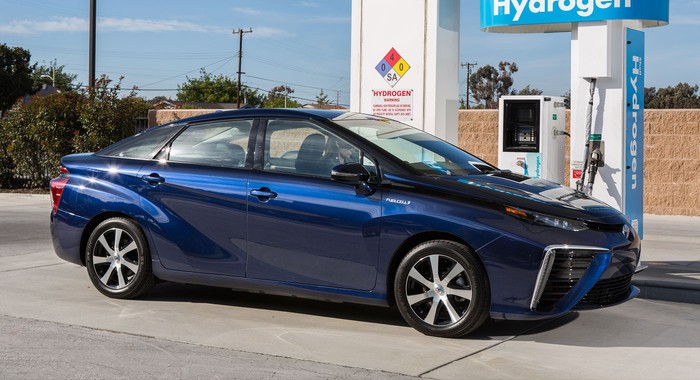 Toyota to mass produce hydrogen fuel-cell vehicles