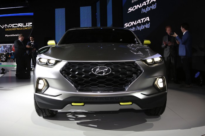 Detroit LIVE: Hyundai Santa Cruz Crossover Truck Concept [Video]