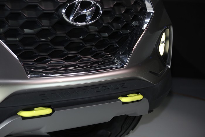 Detroit LIVE: Hyundai Santa Cruz Crossover Truck Concept [Video]