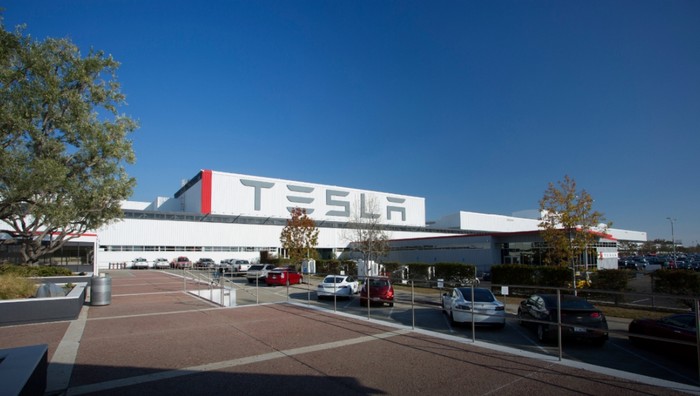 Tesla delivers record 90,700 cars in Q4