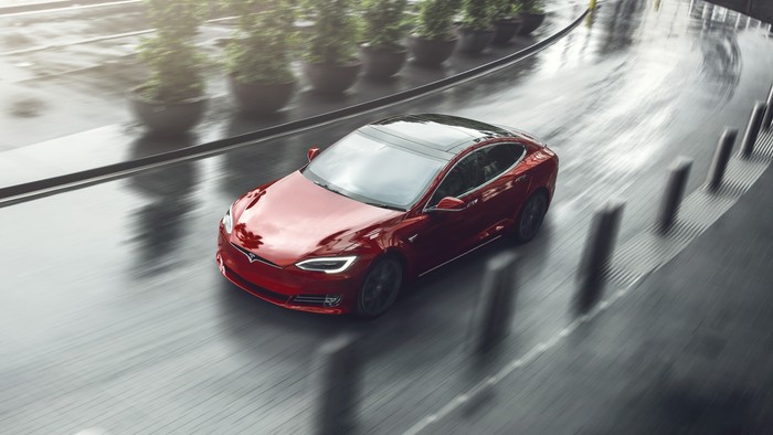 Tesla warns of 'relay attack' to steal cars
