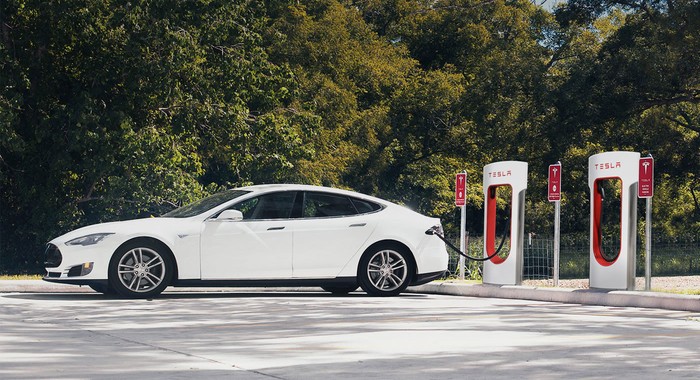 Tesla bars Uber, commercial drivers from Superchargers