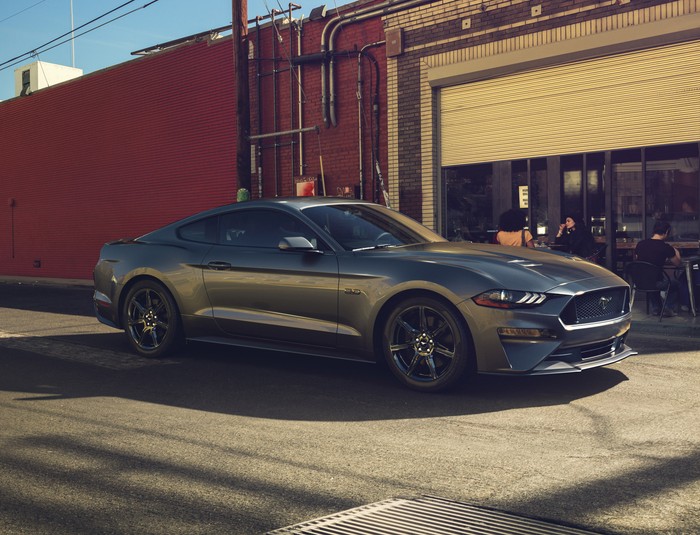 2018 Ford Mustang loses V6, gets more powerful V8