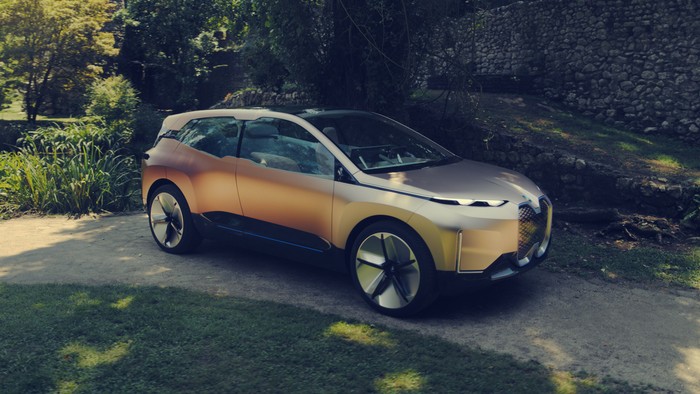 BMW reveals Vision iNext autonomous electric crossover