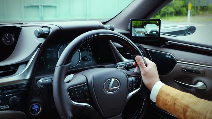 Lexus ES gets side cameras in Japan