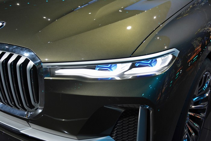 BMW's X8 flagship comes into focus