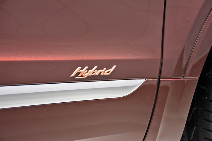 Geneva LIVE: Bentley Bentayga Hybrid
