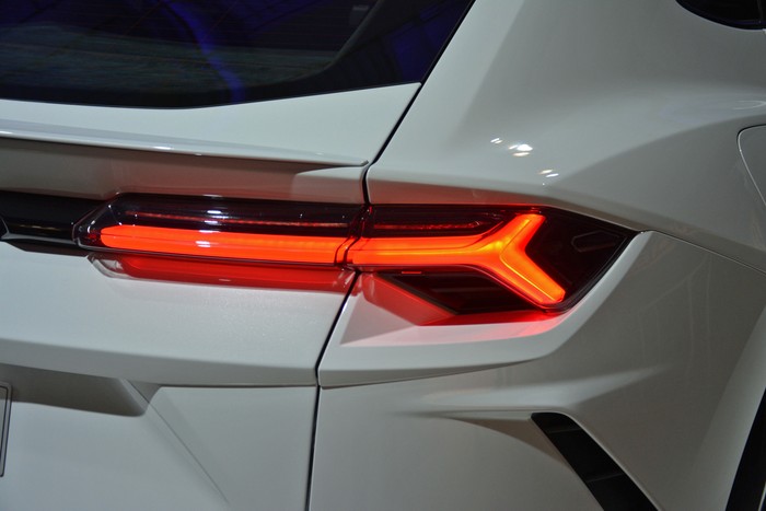 LIVE: Lamborghini reveals 2019 Urus with 190-mph top speed