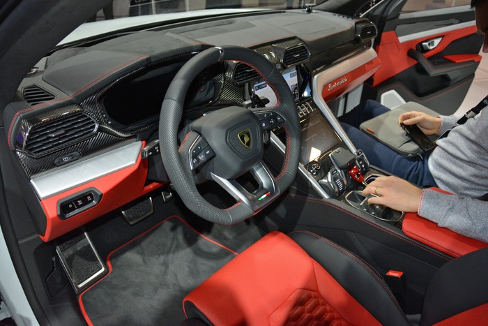 LIVE: Lamborghini reveals 2019 Urus with 190-mph top speed