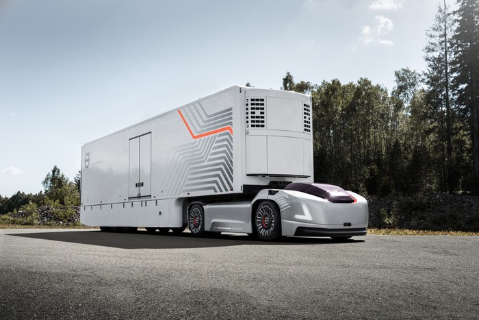 Volvo Trucks reveals cabless autonomous electric semi