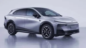 Illustration of Xpeng G7 extended-range electric SUV with advanced AI capabilities and sleek design.