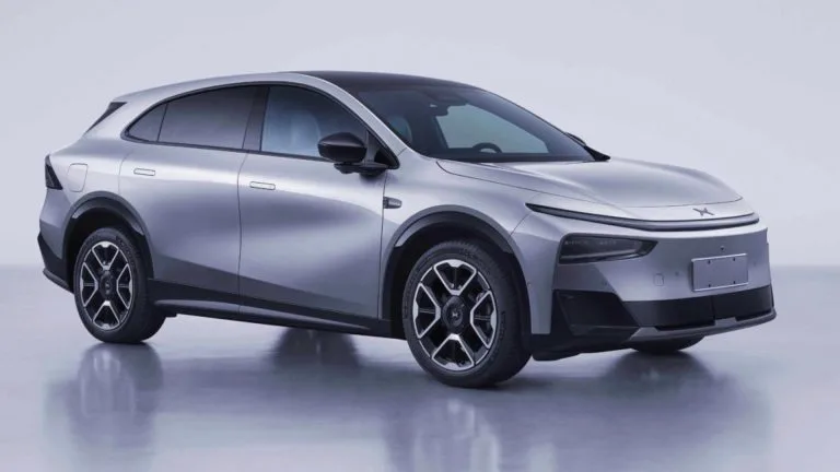 Illustration of Xpeng G7 extended-range electric SUV with advanced AI capabilities and sleek design.