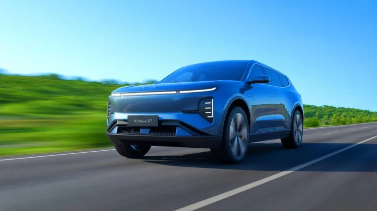Illustration of the Xpeng G7 SUV showcasing its advanced AI technology and sleek design.