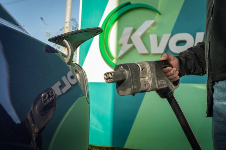 Electric car charging: home vs public stations compared