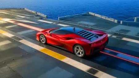 Illustration of Fabio Barone setting a new speed record on the flight deck of the aircraft carrier Nave Trieste.