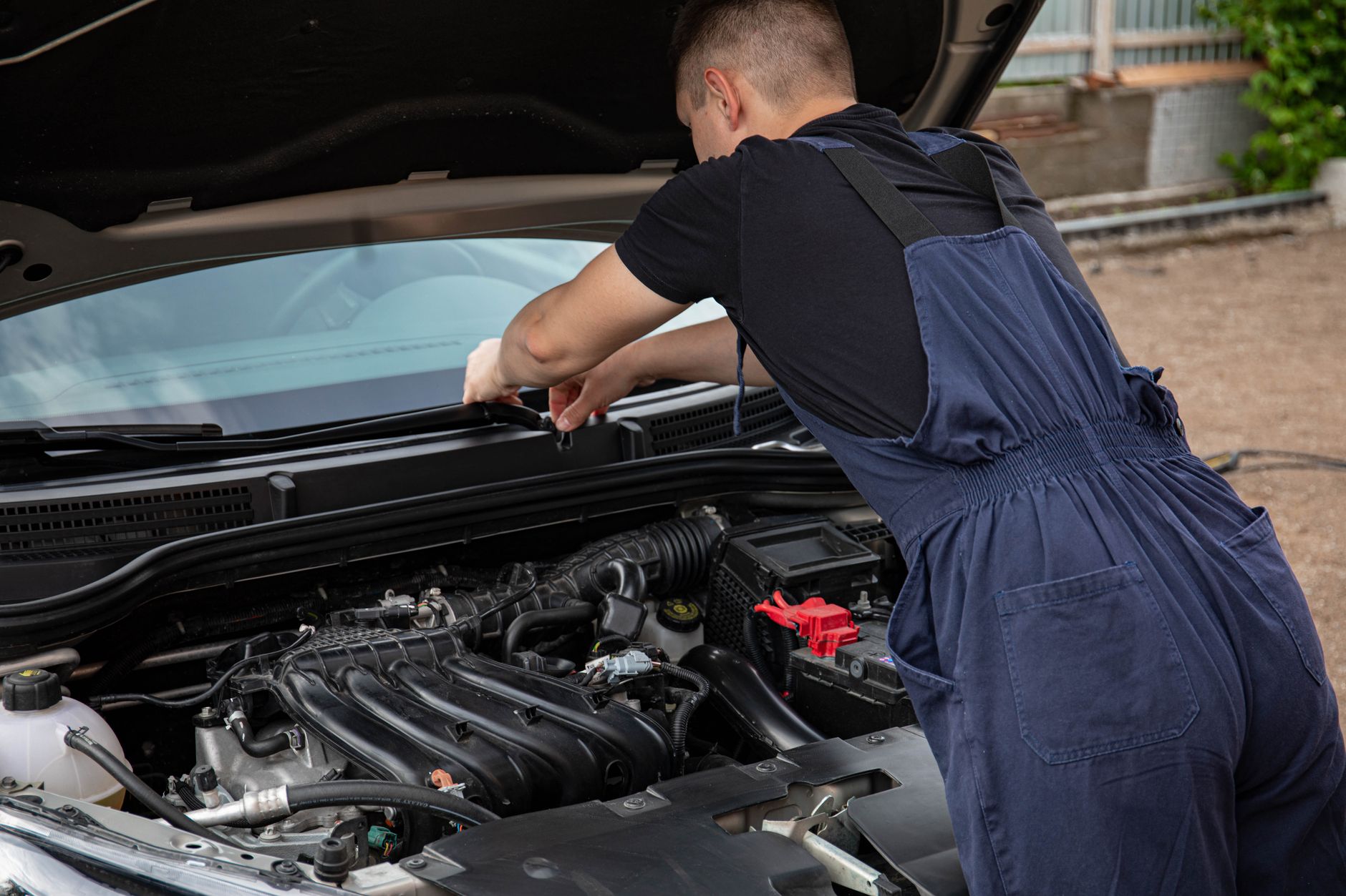 Top signs your car engine needs maintenance
