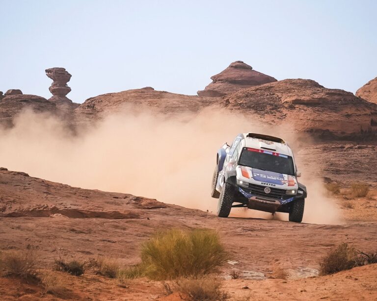 Land Rover Defender Dakar D7X-R Challenges the Desert: A Bold New Chapter in Off-Road Racing History