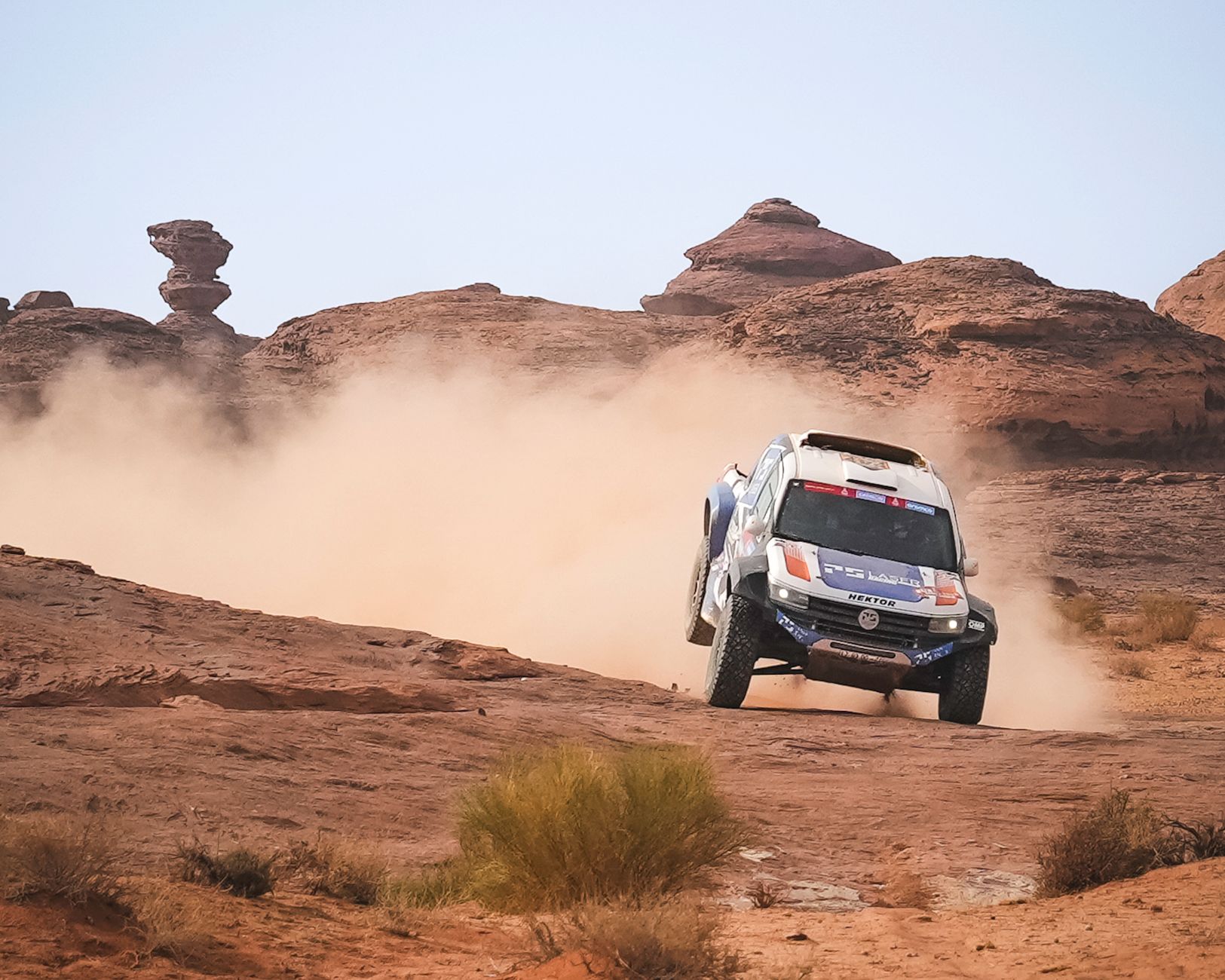 Land Rover Defender Dakar D7X-R Challenges the Desert: A Bold New Chapter in Off-Road Racing History